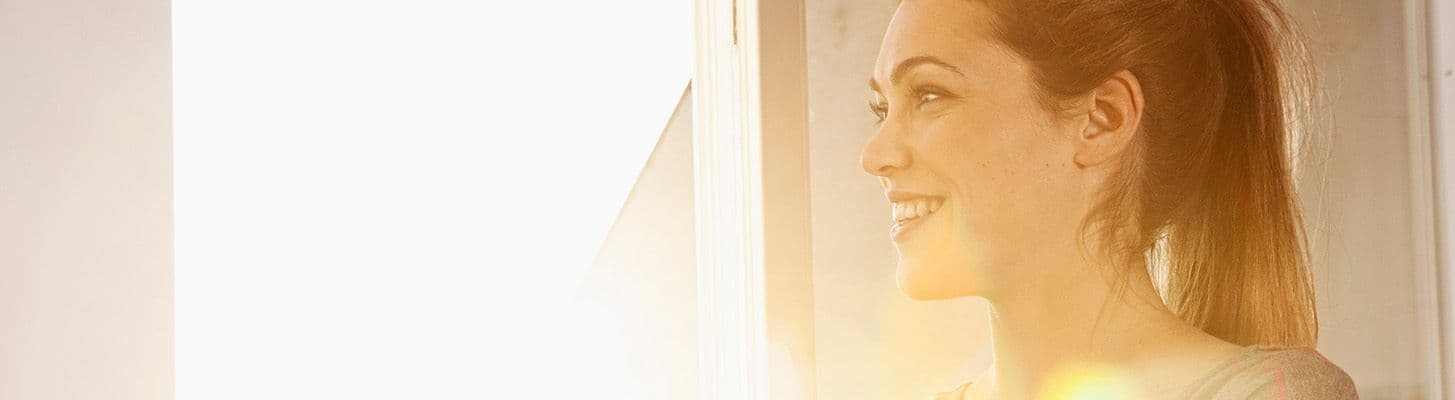 Mulher vivendo em um apartamento ensolarado
